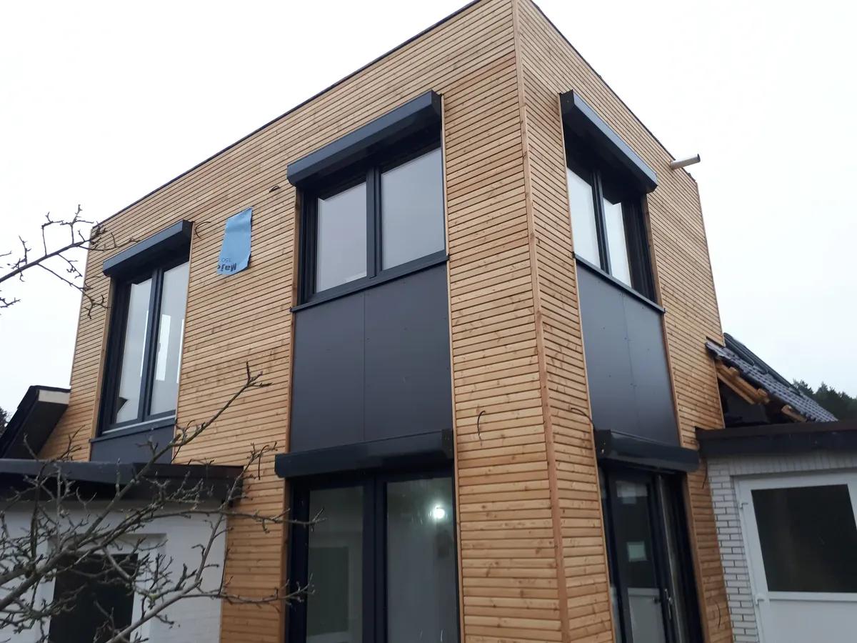 Große Fenster in Holzfassade