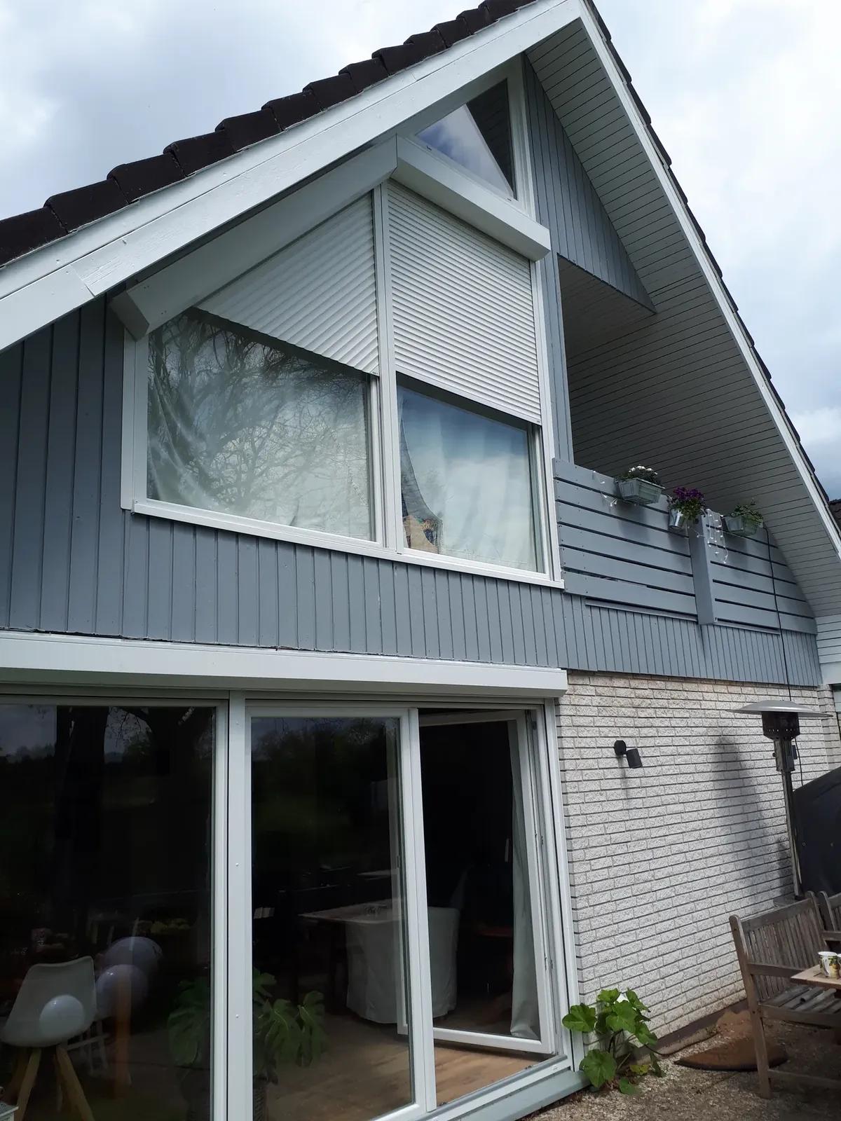 Fenster mit Rollladen