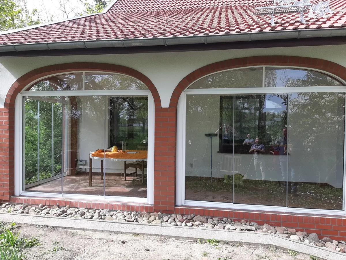 Terrassenverglasung mit Rundbögen